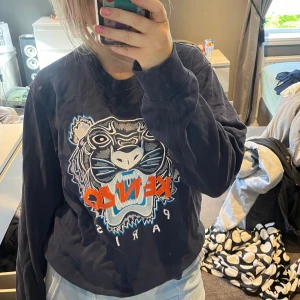 Kenzo tröja  - Säljer nu min kenzo tröja då den inte används, den är i storlek m och sitter super bra på mig som har s i vanliga fall.
