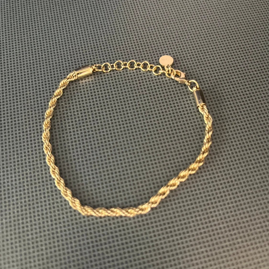 Guldigt märkes armband  - 90