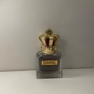 Scandal EdT - Säljer denna flaska ”Scandal EdT”  Det återstår cirka 47/50ml i flaskan  Nypris för denna ligger på 735kr (Parfym.se) Tyvärr finns inte boxen kvar till denna då den är slängd