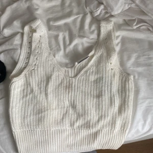 Crop top stickad - Jättefint linne som är croppat och stickat. Jättebra på sommar eller höst när den är stickad! 