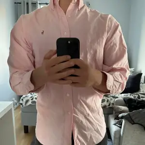 Säljer min Rosa Oxford skjorta. Den är en lite bredare modell än den vanliga Ralph Lauren Oxford skjortan men passare perfekt till den som inte vill att skjortor sitter på tajt.