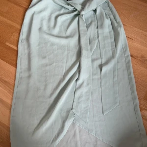 Omlottkjol!! - En supersöt omlottkjol med knyte ifrån Pieces, perfekt till stranden!! 🩵