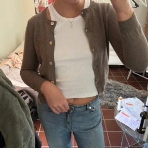 Kofta från J Lindeberg  - Säljer kofta i cashmere och ullblandning från J Lindeberg i storlek S! Sväljdes då den blivit för liten för mig tyvärr. Superfin att ha både stängd och öppen! 