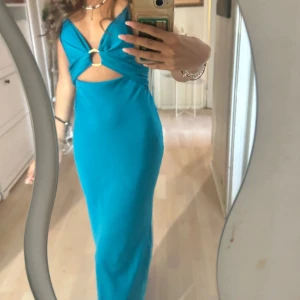 Zara klänning  - super snygg lång klänning från zara i silkes material. Aldrig använd därav helt nytt skick💕💕