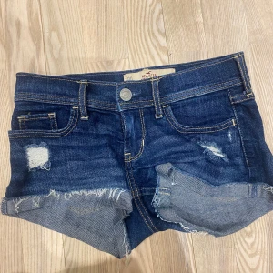 Blå jeansshorts från Hollister - Ett par blå jeansshorts från Hollister med låg midja💞💞storlek 23 i midjan💞💞