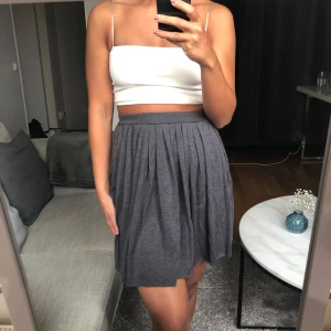 Plisserad kjol - Kjol från BikBok, storlek XS. Nyskick, lappar kvar! Nypris 199kr