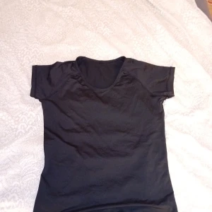 T-shirt  - Har aldrig använt den här så den är som i nyskick, från h&m å passar jätte bra som tränings tröja