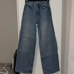 Junkyard jeans - Wide leg jeans, W25. Så snygga men för små för mig🥲Nyskick! Enda e småå slitningar längst ner på ena benet