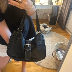 Vintage handväska  - Säljer denna supersöta väskan som jag köpt vintage. Finns fack inuti och en perfekt väska för kvällen. 🦋