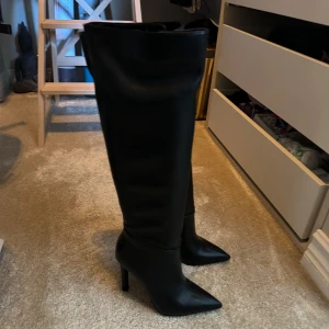 Svarta boots - Säljer mina fina skinnboots, de är använda en gång (nyskick), spetsiga fram, storlek 36 och 10 cm klack!