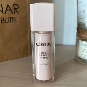 Red Carpet Prime Glow Primer från CAIA - En lyxig glow primer från CAIA, kallad Red Carpet Prime. Produkten kommer i en elegant, genomskinlig flaska med en ljusrosa pump och lock. Primern är designad för att ge en strålande bas för smink. förpackningen fungerar ungefär som dom hos drink elephant!☺️ skulle säga att det är ungefär halva kvar. man får med lådan💗