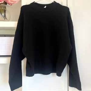 Svart Stickad Tröja - Stickad varm och gosig tröja. Färgen svart. Inte croppad och har en liten oversized mysig modell. Fint skick. Från Nelly. Storlek S. 💗