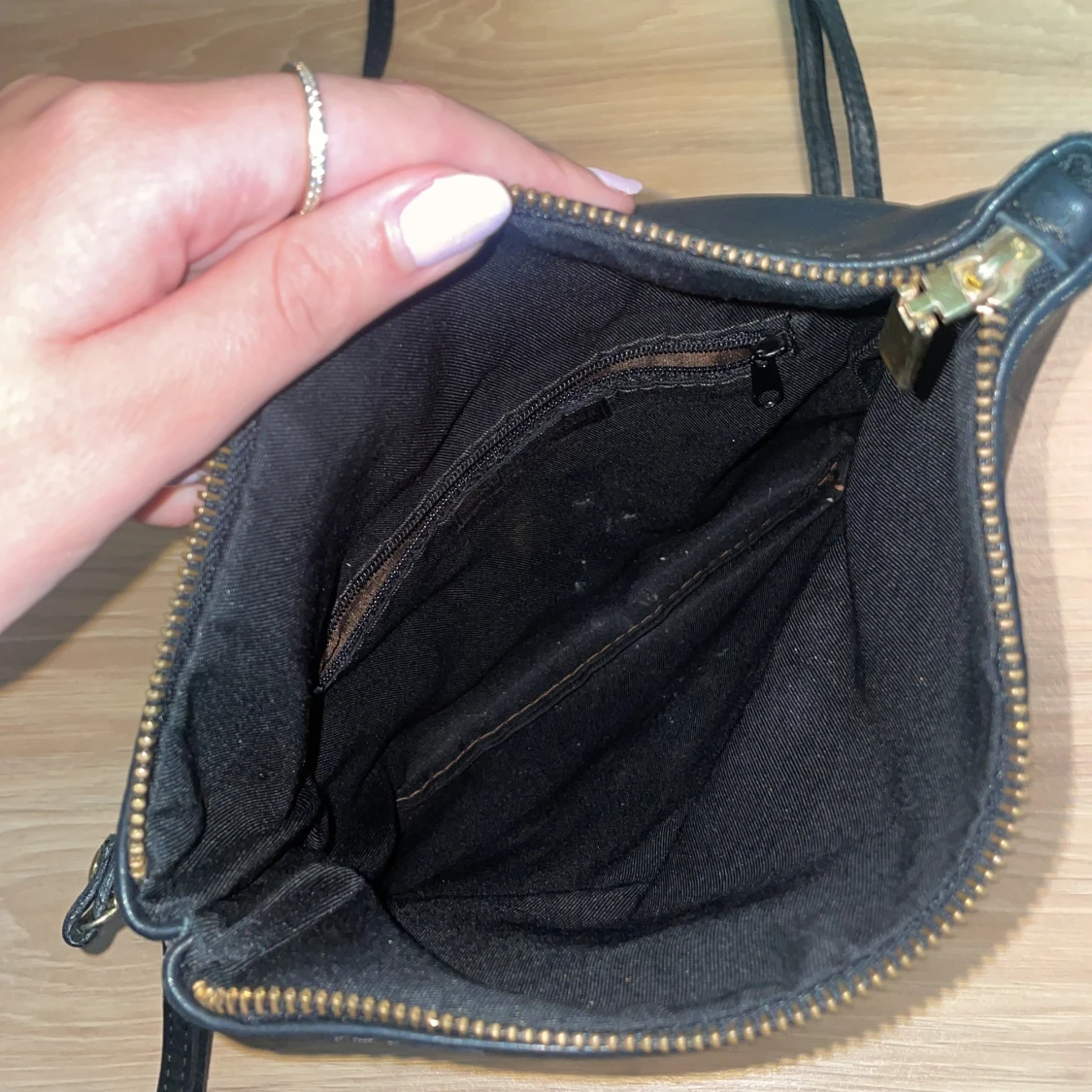 Svart axelväska med dragkedja - 91