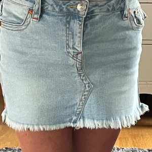True Religion Sadie Mini Skirt - Snygg kjol i strl. 28. Nyskick, inköpt Juli 2024, använt 1 gång men kändes tyvärr för stor, så köpte en strl mindre.  Nypris Nelly där den inhandlades 1.099kr.