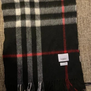 burberry halsduk - burberry halsduk i nästan nyskick  köpt för 5000kr kashmir