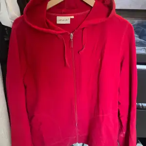 En röd zip hoodie med lite skavanker… köptes på second hand då pigmentfläckarna redan var där, därav priset! Förövrigt super skön hoodie i en snygg färg❤️ Inte överdrivet stor trotts strl L