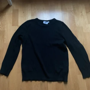 Svart stickad tröja - Säljer nu min tröj då den är för liten använd någr gånger men är i bra skick köpt för 600