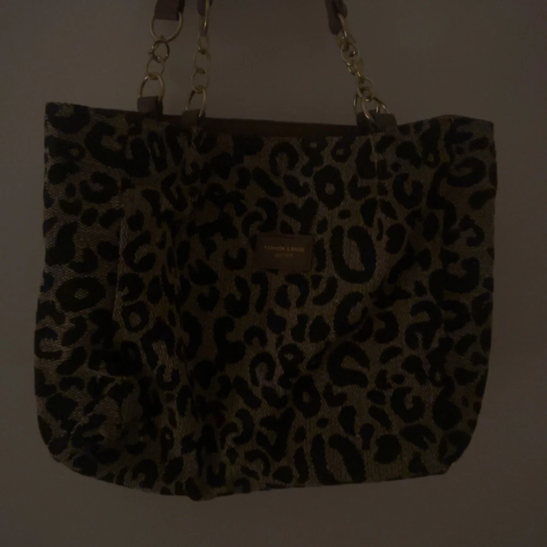Leopardmönstrad shoppingväska med kedjedetaljer - 90