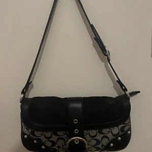 Axelväska - Jättesnygg axelväska som jag säljer pga att den inte kommer till användning💞