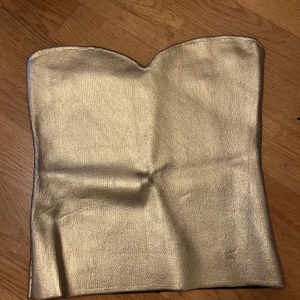 Guldig fest topp - Så cool guldig fest topp från zara i storlek M💓 Aldrig använd🙏🏻