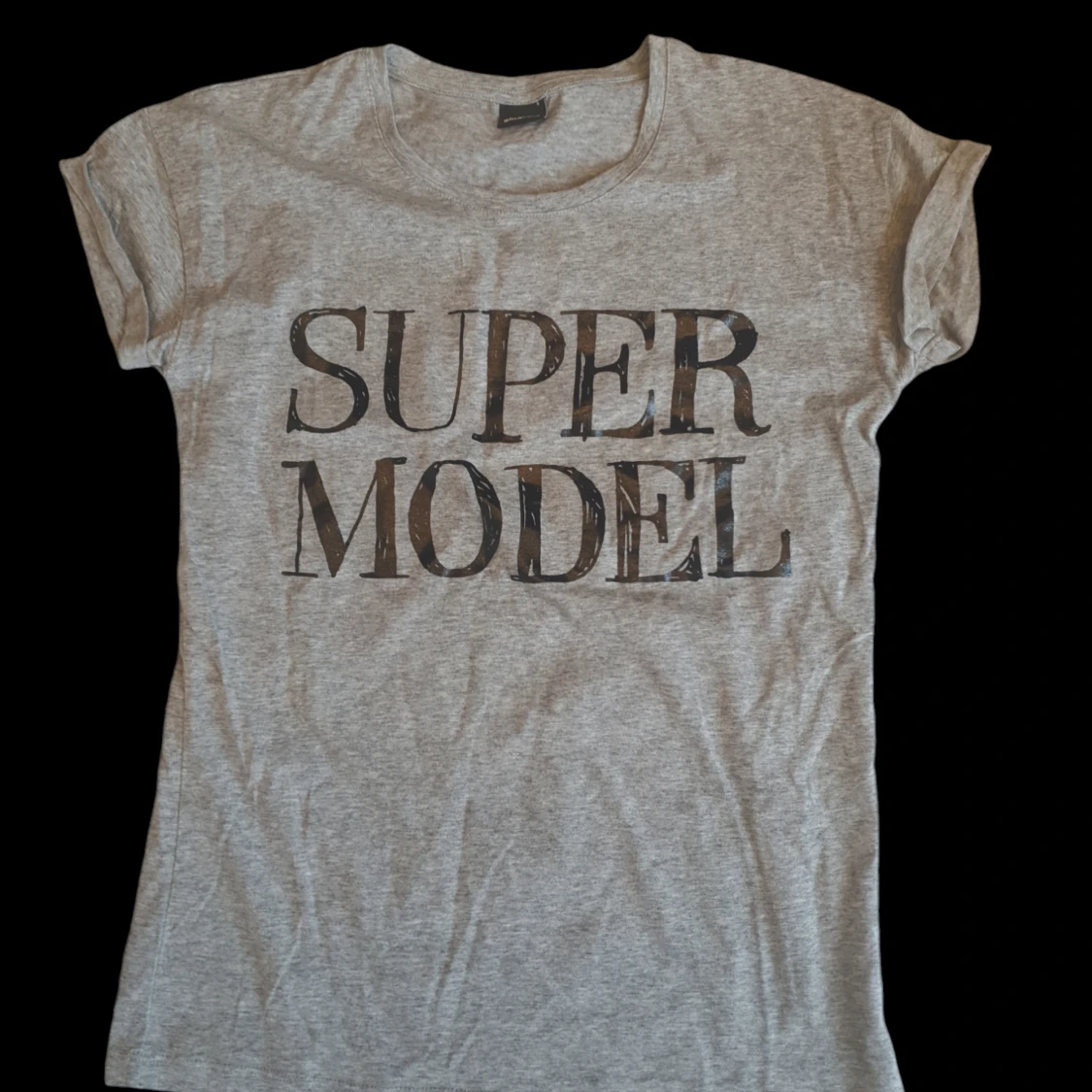 Oanvänd tshirt från Gina tricot stl S