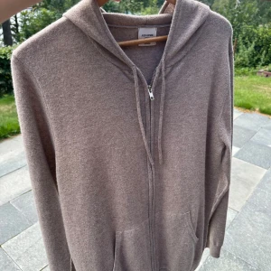 John Henric 100% Kashmir zip - Säljer nu min John henric Kashmir zip då jag inte använt den. Den är i storlek L och retail ligger på 2500kr. Skick 10/10 då den är använd fåtal gånger och inte har en enda defekt eller något hål. Skriv vid minsta fundering. Mvh Liam