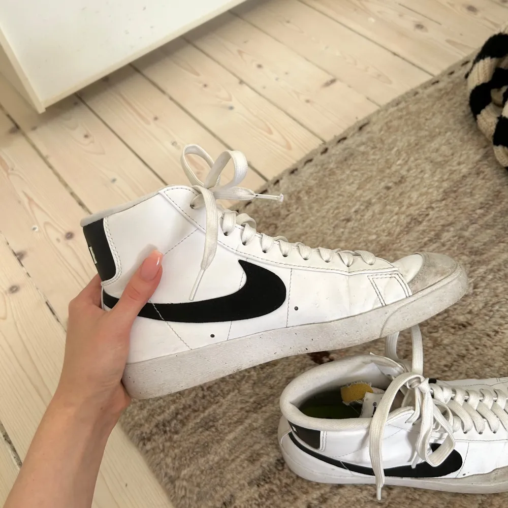 säljer ett par vita höga-Nike Blazer sneakers i storlek 38.5 ❣️❣️skorna är i välanvänt skick. nypris är runt 900 kr. skriv för mer bilder! . Skor.