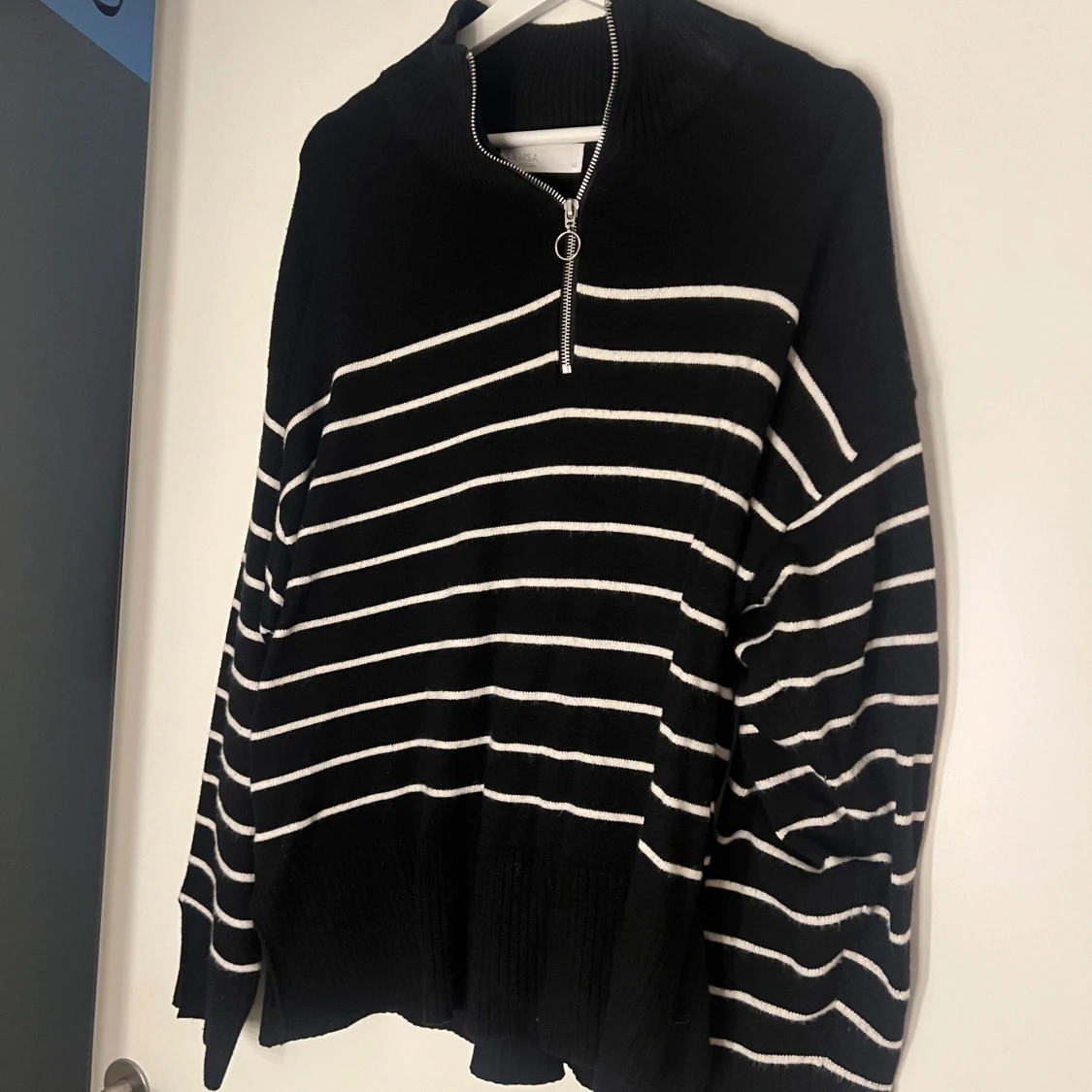 Svartvit randig stickad tröja