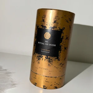 The Ritual of Oudh Pour Femme Eau de Parfum - Säljer en lyxig parfym från Rituals, The Ritual of Oudh Pour Femme Eau de Parfum. Den kommer i en elegant, guld- och svartfärgad förpackning med en träkork. Kartongen är oöppnad 