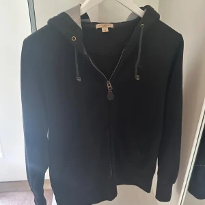 Burberry hoddie - Burberry hoddie i storlek M Köpt på Plick så kan inte garantera att den är äkta därav pris!