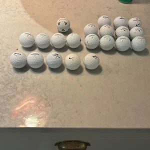 Golfbollar ⛳️  - Skick ungefär 8 det är bara lite markeringar på vissa av bollarna