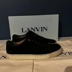 Lanvin UK 6 - Tja! Säljer dessa lanvin skor som är i hyfsat fint skick ( 7-8 / 10 ) Storlek 6. Köptes nya för 4599kr vilket syns på sista bilden, Säljer dem för 2499kr men priset är inte fast och kan sänkas.  Skriv ifall ni har frågor! / Axel 