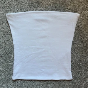 Vit tubtopp - Vit tubtopp från bikbok som endast är testad, storlek XS och nypris är 179kr, säljer för 80kr🩷