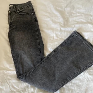 Grå lågmidjade Jeans  - Storlek 36, använt Max 3 gånger så väldigt bra skick 