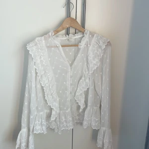 Blus - Säljer denna vita blus som är i storlek 44 men som jag skulle säga sitter som en M, jätte fint skick!