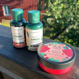 The body shop produkter  - 2 shower gel och 1 body butter  Shower gel 1 STRAWBERRY Shower gel 2 ALMOND MILK Body butter FESTIVE BERRY Styck pris 50kr