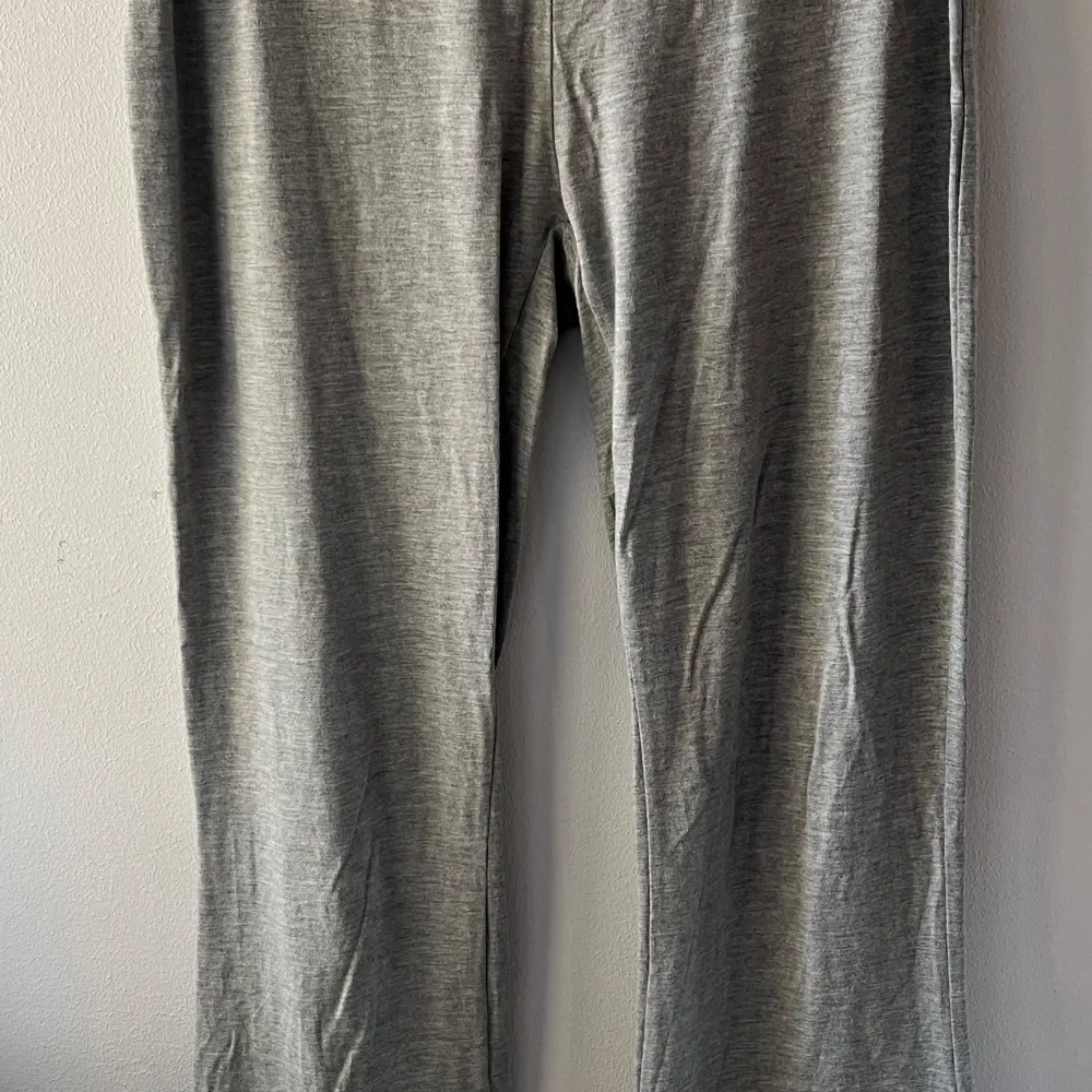 Gråa yogapants ifårn Gina tricot💕. Jeans & Byxor.