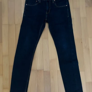 Jeans - Säljer nu dessa mörkblå jeansen från lager 157 i storlek M (passar W29/30) med passform slimfit.  Hör av er vid frågor.  Inget öppet köp.
