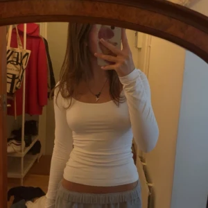 Vit tröja från bikbok - Jättefin figursydd vit långärmad tröja, den är sitter ganska tajt så det är något att ha i åtanke❤️