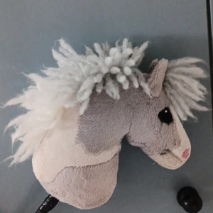 Käpphäst till slau - Jag säljer nu min käpphäst,han är i ett ganska så bra skick,  är ungefär lika stort som ett a:4 papper inte större ialalfall😊han har ett litet hål vid munnen men kontakta privat om just de och om du vill köpa till utröstning som är ut passat till han