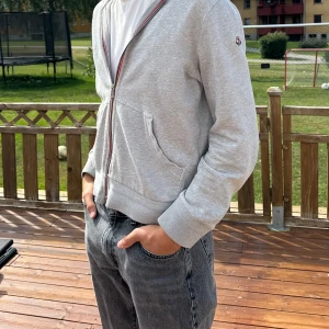 Moncler cardigan  - Säljer nu denna feta cardigan från moncler pågrund av att den inte kommit till användning och den kan göra ett bättre jobb i någon annans garderob. Priset pga dragkedjan (se femte bild) Men dragkedjan fungerar normalt ändå. Nypris 3799kr SNABBA KÖP!!