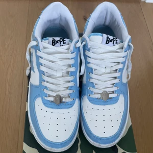Bape skor  - Ljusblåa bapestas som är lite använda. Köpta från facebook. Säljer eftersom dem är för små 