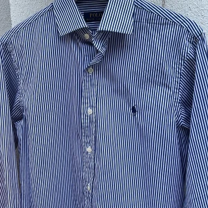 Ralph Lauren Skjorta - Otroligt snygg Ralph Lauren skjorta till salu, i perfekt skick (inga defekter) och storleken är 38