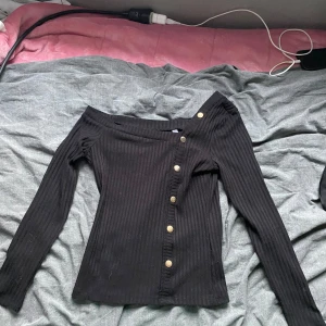 Tröja - Svart tröja med guld detaljer. 