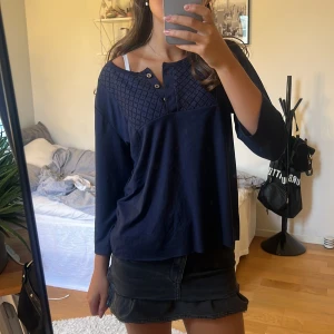 Marinblå tröja  - Marinblå/navy trekvarts tröja med jättefina detaljer. Nyskick