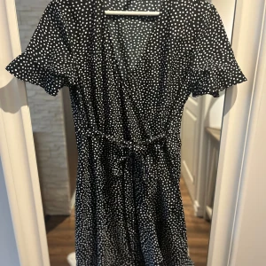 Klänning  - Omlottklänningen från Vero Mode , bra skick , passar  38-40 