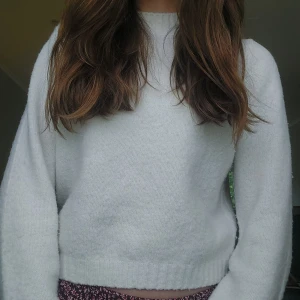 Vit stickad tröja från Stradivarius - Säljer en supermysig vit/beige stickad tröja från Stradivarius. Färgen är mest sig lik på den tredje bilden, så den är typ vit/ ljus beige. Storlek S men skulle nog passa bäst på någon med storlek XS😊Frakt får köparen betala💞