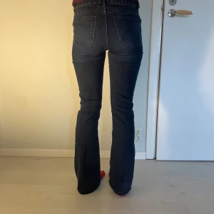 Low Waist Bootcut Jeans - Bra skick. Snygga. Bekväma  Köp gärna 💕 Säljer pga att de börjar bli för små💕