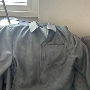 Overshirt grön från zara - Säljer min overshirt från zara. Väldigt fin passform som sitter bra men är ganska lång i storlek. Är 180 och har storlek S och är lång men ändå bra.