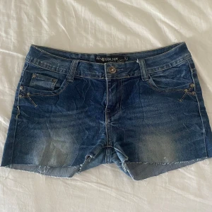 Lågmidjade jeansshorts  - Jättefina Lågmidjade jeansshorts💕 midjemått: 40cm🩷